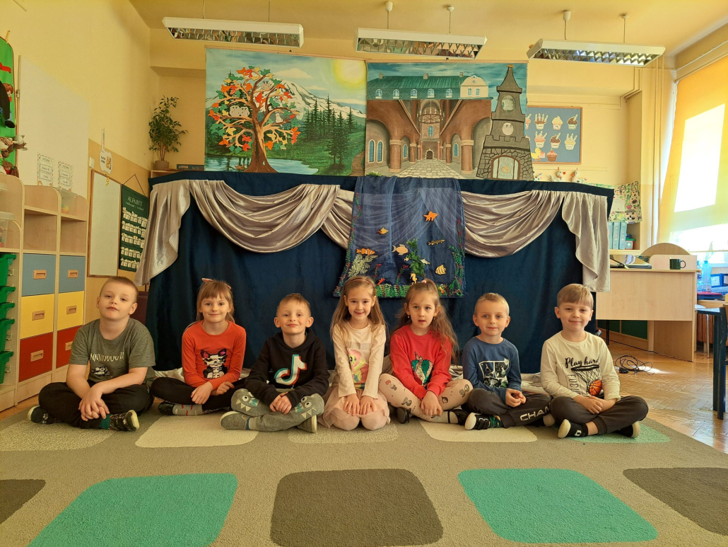 Na zdjęciu: Dzieci podczas teatrzyku "Szewczyk Dratewka ".