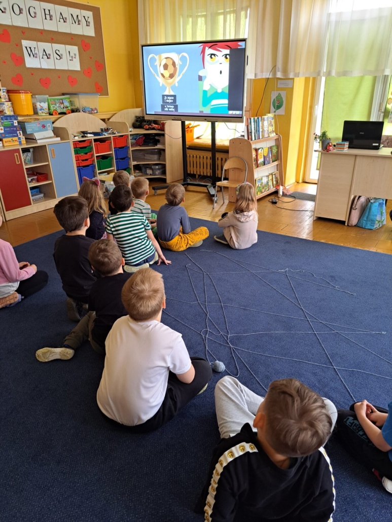 Dzieci oglądają bajkę edukacyjną.