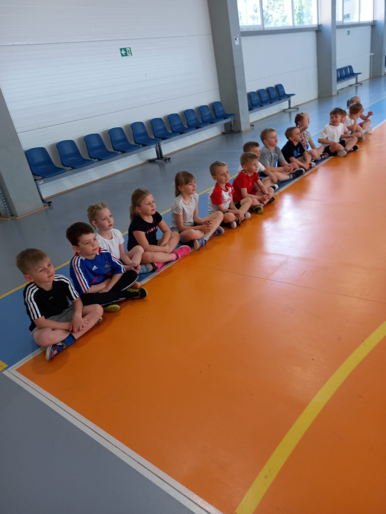 Dzieci podczas zajęć sportowych w SP14.