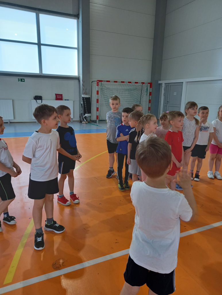 Dzieci podczas zajęć sportowych w SP14.