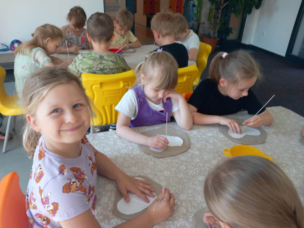 Dzieci podczas zajęć z ceramiki.