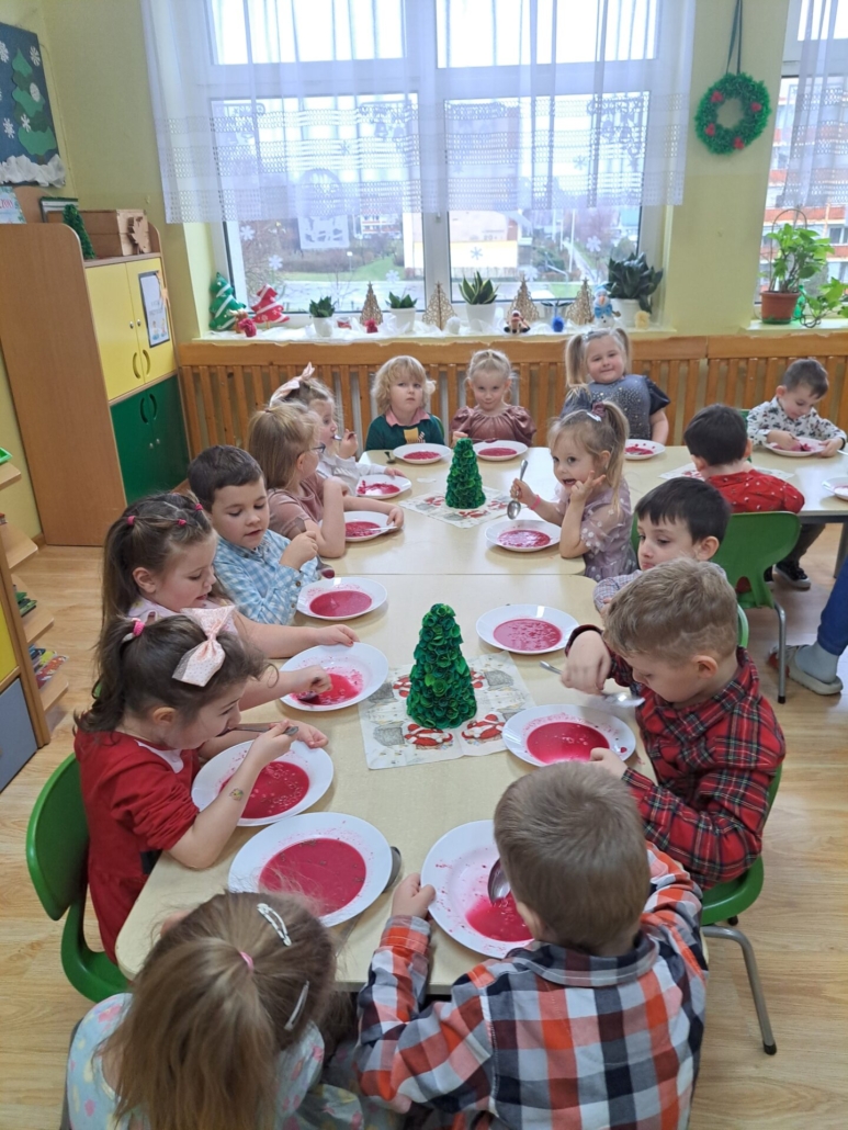 Przedszkolaki podczas obiadu wigilijnego.
